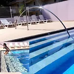 Apartment Vibrant With Pool-beahost *