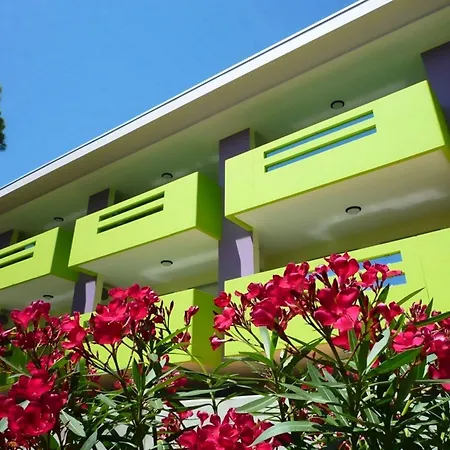 Vibrant With Pool-beahost Apartment *